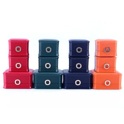 11*11*5.5cm Diseño de anillo de color personalizado Caja de joyas de cuero PU para brazalete de collar