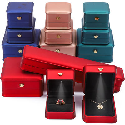 comprar Caja de joyería de luz LED de la corona de oro para collar brazalete de anillo de pendientes de embalaje online manufacture