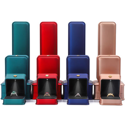 Caja de joyería de luz LED de la corona de oro para collar brazalete de anillo de pendientes de embalaje