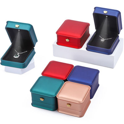 Caja de joyería de luz LED de la corona de oro para collar brazalete de anillo de pendientes de embalaje
