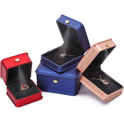 Caja de joyería de luz LED de la corona de oro para collar brazalete de anillo de pendientes de embalaje