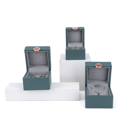 Paquete de joyas Hanhong Cuatro hojas de trébol lujosa caja de anillo de cuero PU con logotipo personalizado