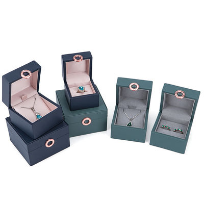 Paquete de joyas Hanhong Cuatro hojas de trébol lujosa caja de anillo de cuero PU con logotipo personalizado
