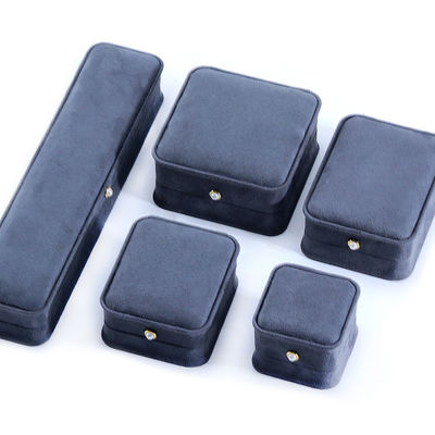 Caja de joyas de terciopelo gris hecha a mano para pulseras de lujo personalizadas con pendientes collar de perlas