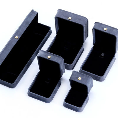 Caja de joyas de terciopelo gris hecha a mano para pulseras de lujo personalizadas con pendientes collar de perlas