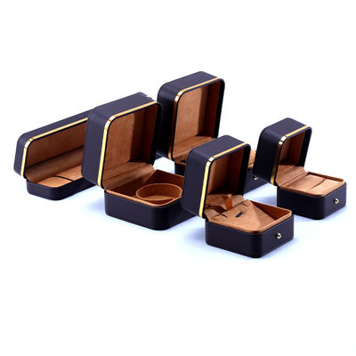 Caja de embalaje de joyas de cuero de logotipo en relieve para brazalete collar reloj y anillo