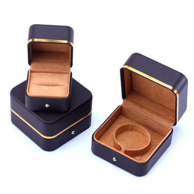 Caja de embalaje de joyas de cuero de logotipo en relieve para brazalete collar reloj y anillo
