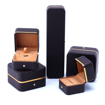 Caja de embalaje de joyas de cuero de logotipo en relieve para brazalete collar reloj y anillo