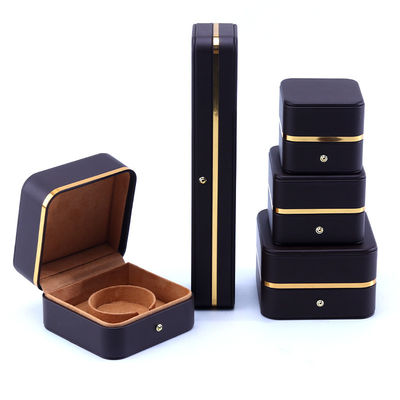 Caja de embalaje de joyas de cuero de logotipo en relieve para brazalete collar reloj y anillo