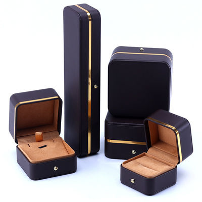Caja de embalaje de joyas de cuero de logotipo en relieve para brazalete collar reloj y anillo