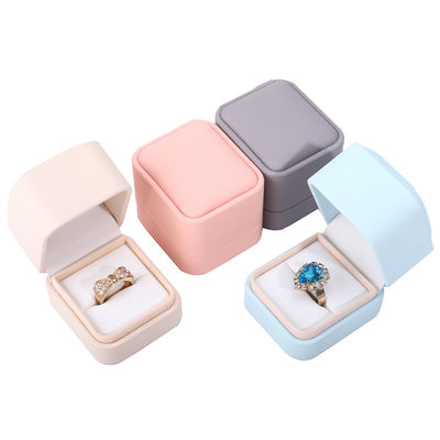Logotipo personalizado Joyería Package Caja de cuero PU para aretes pulseras collares y anillos