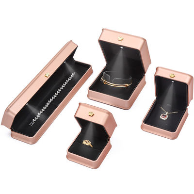 Brazalete anillo de orejas caja de joyas LED juegos personalizados caja de joyas con logotipo al por mayor