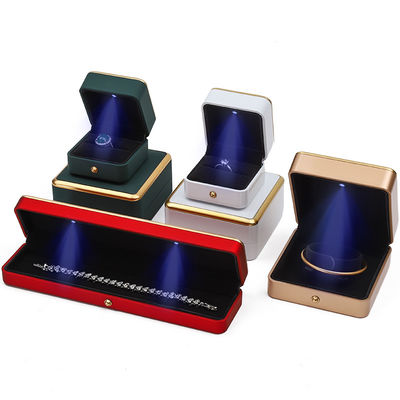 comprar Organizador de caja de joyería de oro con adornos LED personalizado para brazalete collar de pendientes anillo online manufacture