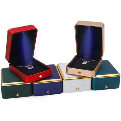 Organizador de caja de joyería de oro con adornos LED personalizado para brazalete collar de pendientes anillo