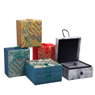 Caja de embalaje de joyas para brazalete estilo collar clásico Cuadro de almacenamiento de colgante 11*11*6,5cm