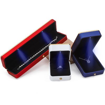 Organizador de caja de joyería de oro con adornos LED personalizado para brazalete collar de pendientes anillo
