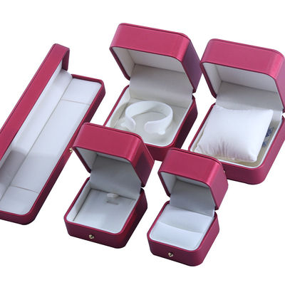 comprar Caja de embalaje de joyas de cuero de PU rojo personalizado para collar de bodas con pendientes online manufacture