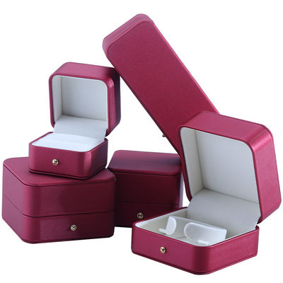 Caja de embalaje de joyas de cuero de PU rojo personalizado para collar de bodas con pendientes