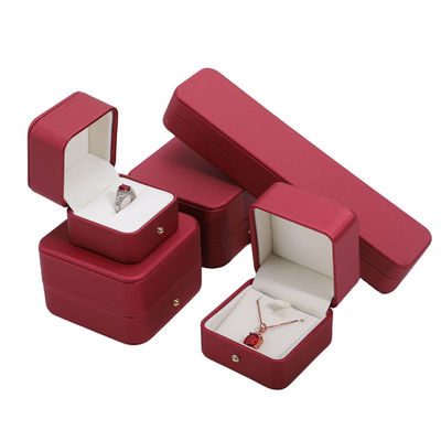Caja de embalaje de joyas de cuero de PU rojo personalizado para collar de bodas con pendientes