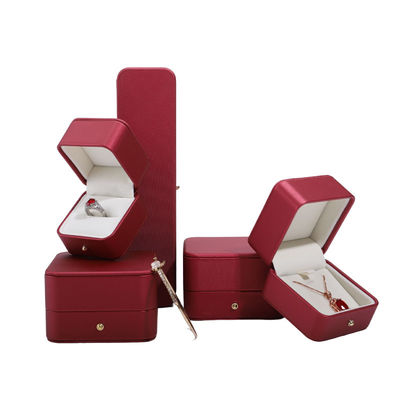Caja de embalaje de joyas de cuero de PU rojo personalizado para collar de bodas con pendientes