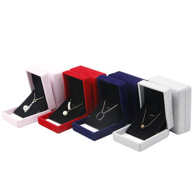 Material de terciopelo Hanhong Custom Relieve de joyería roja caja para collar y anillo 6 * 6 * 4,6cm