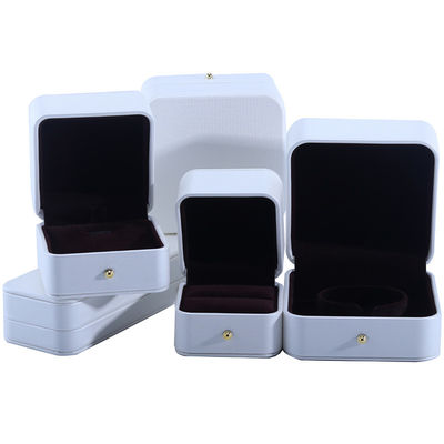 comprar Caja de embalaje de joyas de cuero de PU blanco para pendientes de collar de boda anillo 9.5*9.5*6cm online manufacture