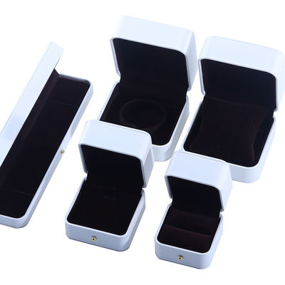 Caja de embalaje de joyas de cuero de PU blanco para pendientes de collar de boda anillo 9.5*9.5*6cm