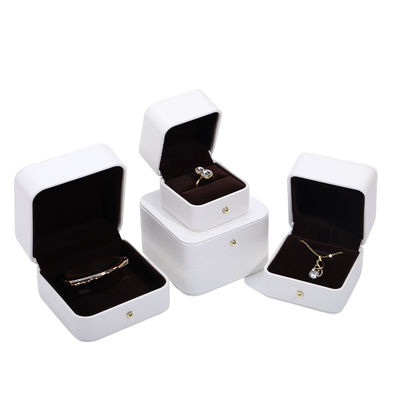 Caja de embalaje de joyas de cuero de PU blanco para pendientes de collar de boda anillo 9.5*9.5*6cm