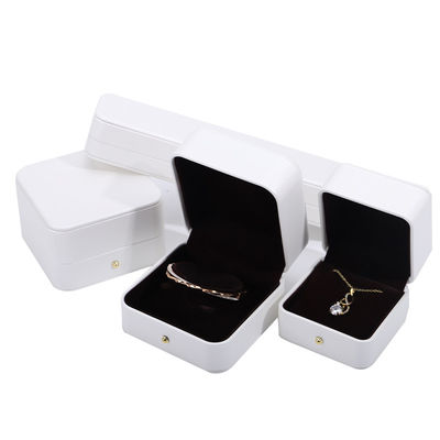 Caja de embalaje de joyas de cuero de PU blanco para pendientes de collar de boda anillo 9.5*9.5*6cm