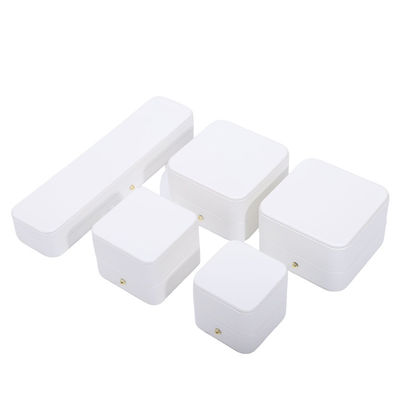 Caja de embalaje de joyas de cuero de PU blanco para pendientes de collar de boda anillo 9.5*9.5*6cm