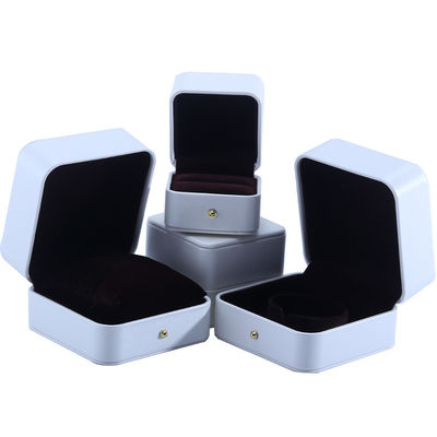 Caja de embalaje de joyas de cuero de PU blanco para pendientes de collar de boda anillo 9.5*9.5*6cm