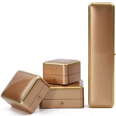 Logotipo personalizado Oro ligero LED caja de joyería para brazalete collar de pendientes anillo de embalaje