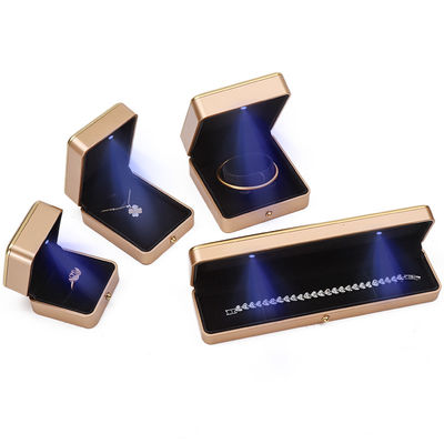 Logotipo personalizado Oro ligero LED caja de joyería para brazalete collar de pendientes anillo de embalaje