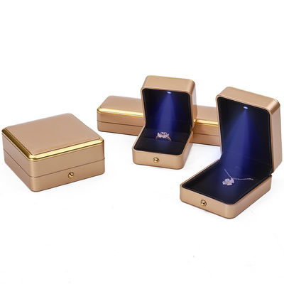 Logotipo personalizado Oro ligero LED caja de joyería para brazalete collar de pendientes anillo de embalaje