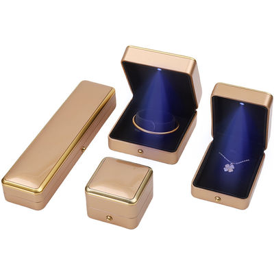 Logotipo personalizado Oro ligero LED caja de joyería para brazalete collar de pendientes anillo de embalaje