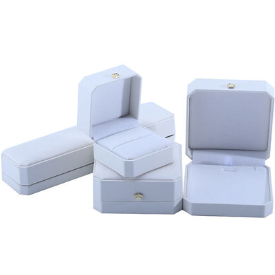 Caja de joyería de cuero de PU blanco para la función de almacenamiento de joyas en forma de corona personalizada de Hanhong