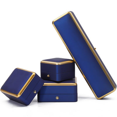 Brazalete Collar Orecillos Anillo Caja de joyas con material ecológico y luz LED