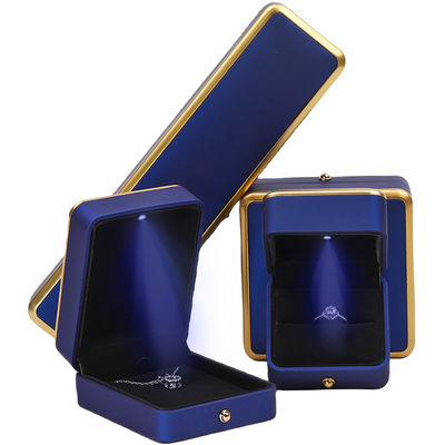 Brazalete Collar Orecillos Anillo Caja de joyas con material ecológico y luz LED