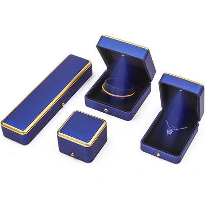 Brazalete Collar Orecillos Anillo Caja de joyas con material ecológico y luz LED