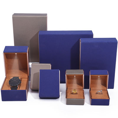 comprar Logotipo OEM Confección de joyas de terciopelo llamativa con revestimiento táctil suave de luz LED online manufacture