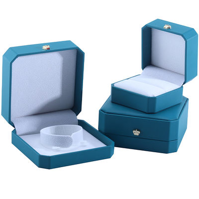 Caja de almacenamiento de joyas en forma de corona personalizada en cuero verde de PU para pulseras y aretes