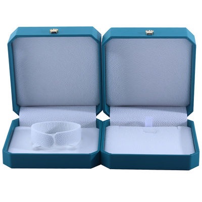 Caja de almacenamiento de joyas en forma de corona personalizada en cuero verde de PU para pulseras y aretes