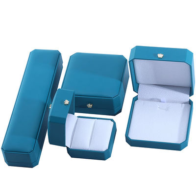 Caja de almacenamiento de joyas en forma de corona personalizada en cuero verde de PU para pulseras y aretes