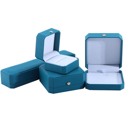 Caja de almacenamiento de joyas en forma de corona personalizada en cuero verde de PU para pulseras y aretes