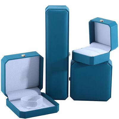 Caja de almacenamiento de joyas en forma de corona personalizada en cuero verde de PU para pulseras y aretes