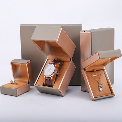 comprar OEM PU cuero LED caja de joyería, Handy cuadrada joyería de lujo packaging box set online manufacture