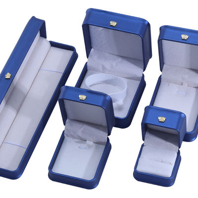 Logotipo personalizado PU cuero de corona de diseño de joyería caja de juego para el anillo de collar de pulsera azul