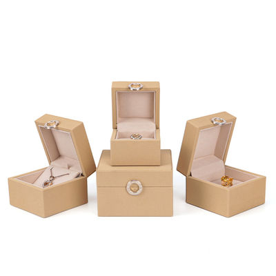 Logotipo de estampado caliente personalizado Cuatro hojas de trébol caja de joyería de cuero PU para anillos de tamaño personalizado