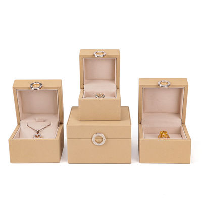 Logotipo de estampado caliente personalizado Cuatro hojas de trébol caja de joyería de cuero PU para anillos de tamaño personalizado