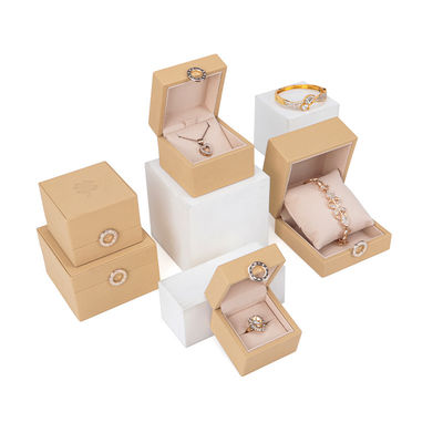 Logotipo de estampado caliente personalizado Cuatro hojas de trébol caja de joyería de cuero PU para anillos de tamaño personalizado